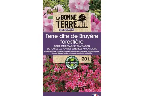 Terre de bruyère forestière pour plantes sensibles au calcaire, avec des azalées roses en fleurs. Idéal pour rempotage et plantation.